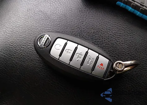 2017 Nissan Pathfinder Platinum из США, поврежденный, VIN 5N1DR2MM8HC635344